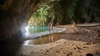 Una playa en el interior de una cueva custodiada por Neptuno: el rincón más sorprendente de la Costa Dorada