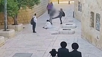 Un vídeo de la policía israelí muestra el violento ataque a una monja en Jerusalén