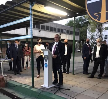 Alberto Fernández entregando diplomas en