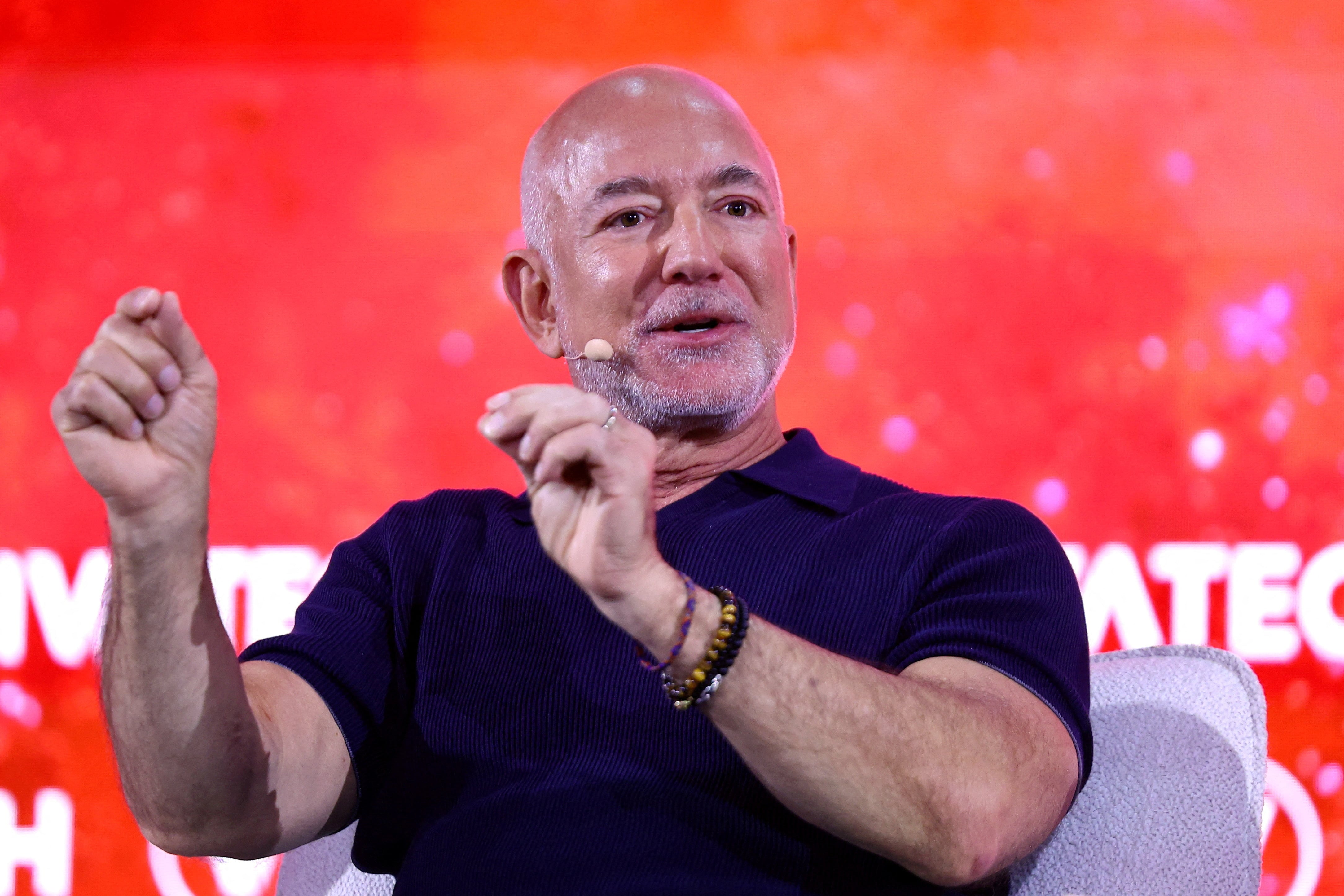 Jeff Bezos integra el consorcio 1892 Holdings que adquirió el 30% del Liverpool en un acuerdo con Fenway Sports Group. (REUTERS/Abdul Saboor/File Photo)
