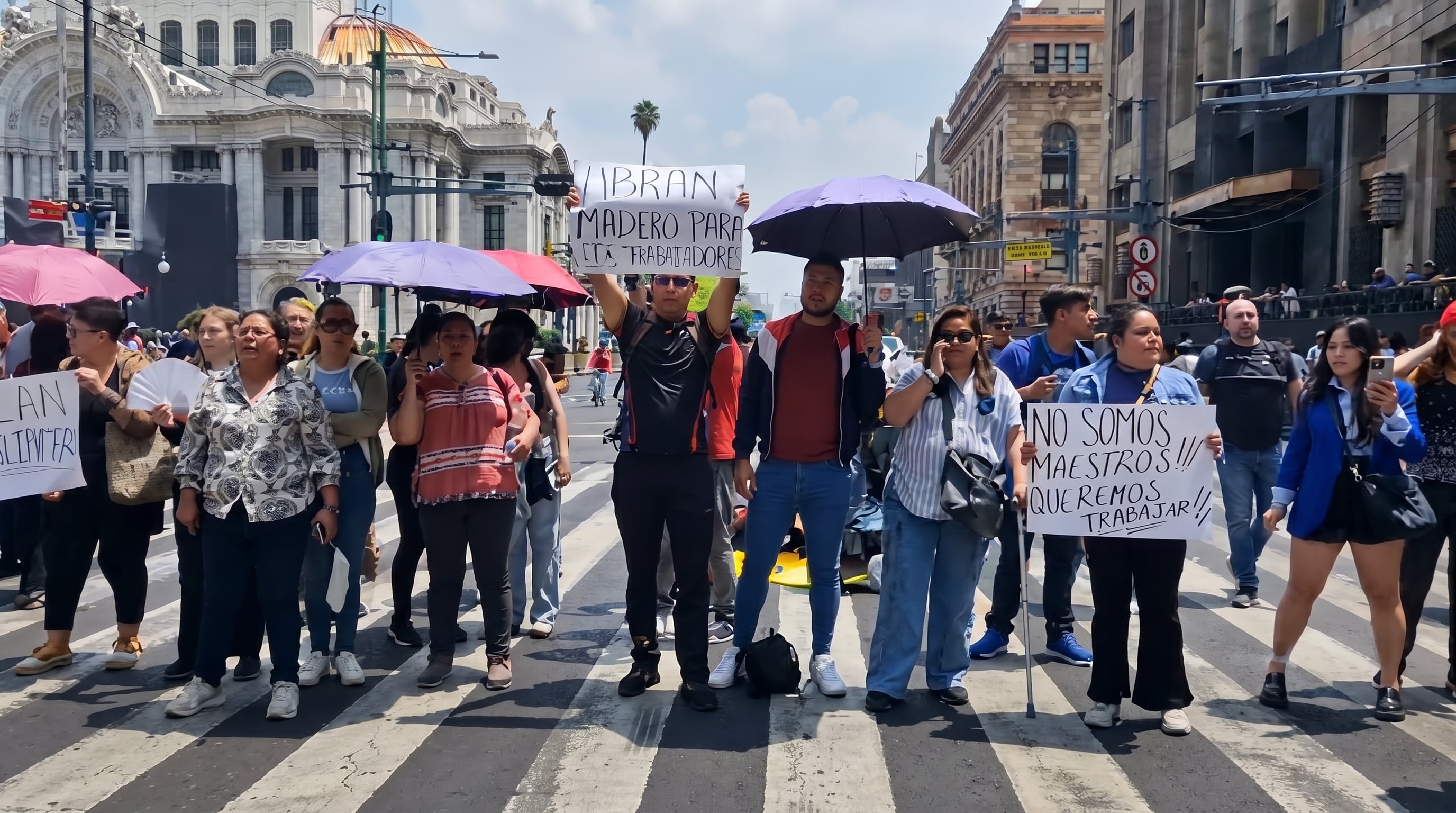 Comerciantes y trabajadores del Centro Histórico reportan fuertes afectaciones por los bloqueos de la CNTE.