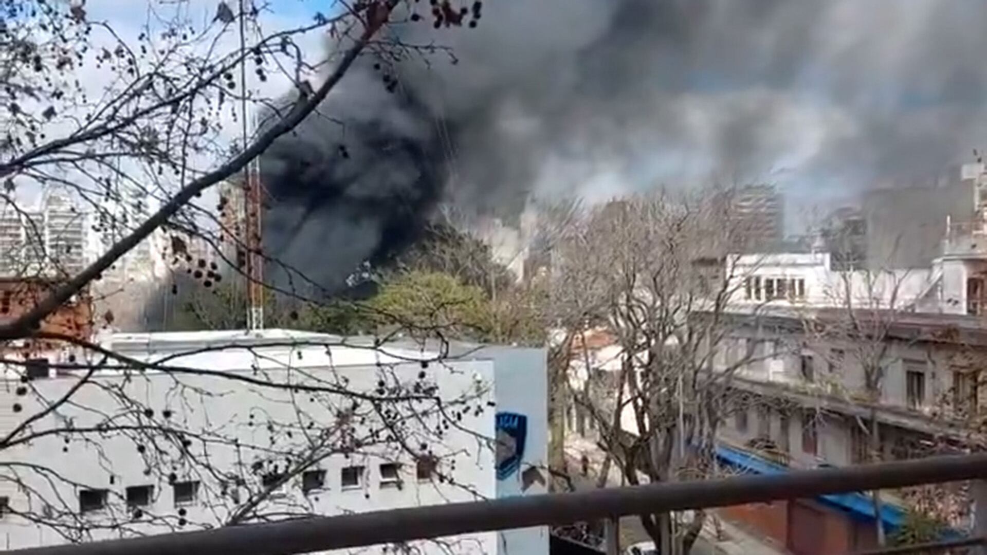 Bomberos de la Ciudad controlaron el fuego en el galpón y evitaron la propagación a edificios linderos