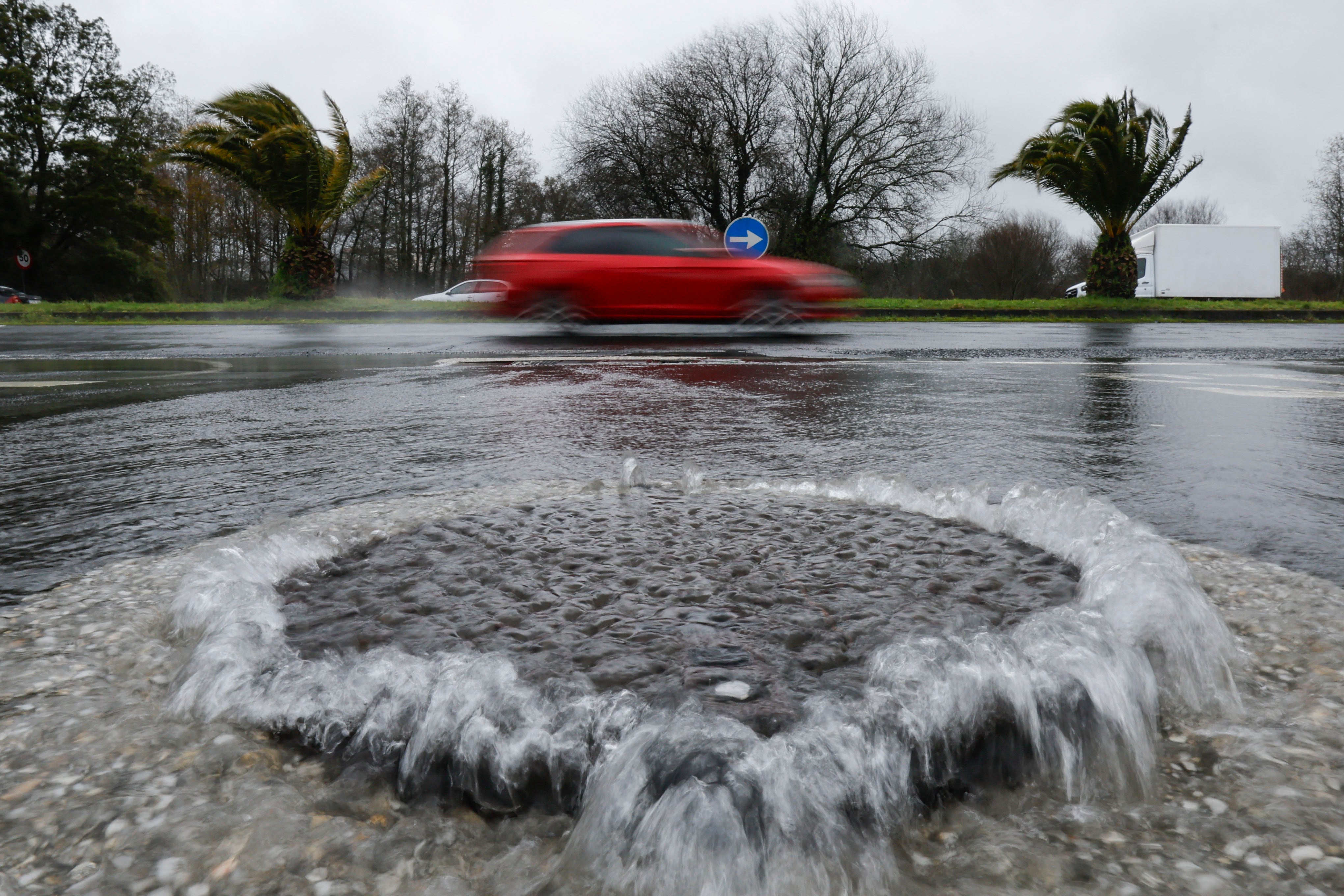 Una alcantarilla rebosa debido a las continuas lluvias de la borrasca Nils, a 11 de febrero de 2026, en Santiago de Compostela. (EFE/Lavandeira)