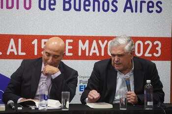 El escritor Carlos Balmelli presentó