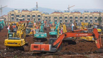 El equipo pesado está estacionado en el sitio de construcción de un hospital de campaña en Wuhan, en la provincia central china de Hubei, el viernes 24 de enero de 2020. (China Topix vía AP)