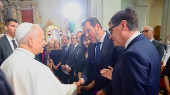 Puente entrega una medalla de la Cofradía del Descendimiento a León XIV por apoyar la Semana Santa de Valladolid