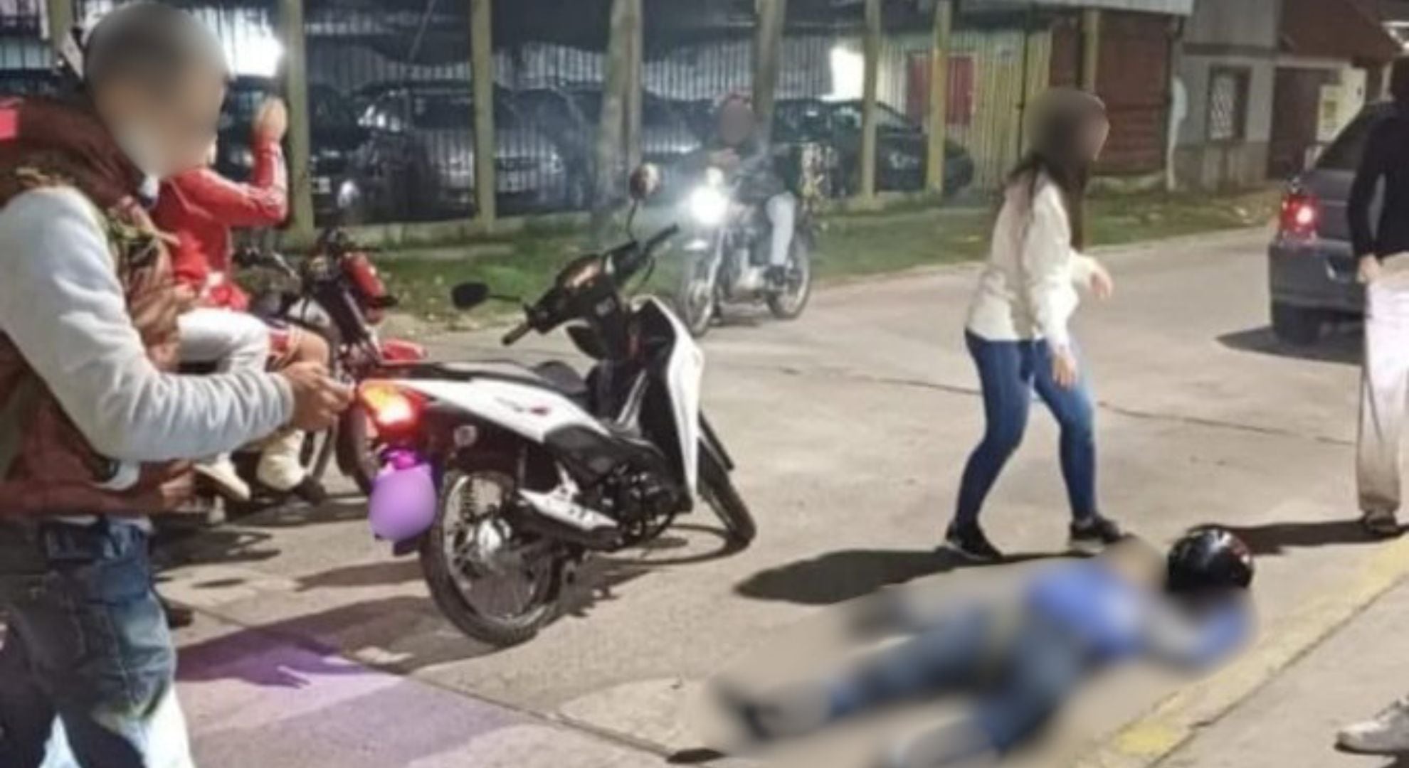 Uno de los menores murió producto del tiroteo, mientras que el otro ya fue detenido (X: @hechosanderecho)