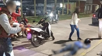 Uno de los menores murió producto del tiroteo, mientras que el otro ya fue detenido (X: @hechosanderecho)