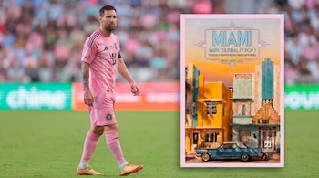 Lionel Messi con uniforme de fútbol rosa en un campo de césped. A su lado, la portada de un libro sobre Miami con edificios Art Deco y un automóvil.