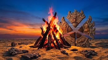 Fogata encendida en la arena de una playa con el mar y un atardecer de fondo. Piezas de un logo de piedra y madera con motivos indígenas dispersas.