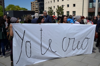"Yo te creo", decían los carteles, en una marcha en el 2018, para respaldar a la víctima de una violación colectiva en San Fermín, en el 2016. REUTERS/Vincent West