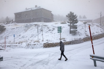 Un hombre camina por la