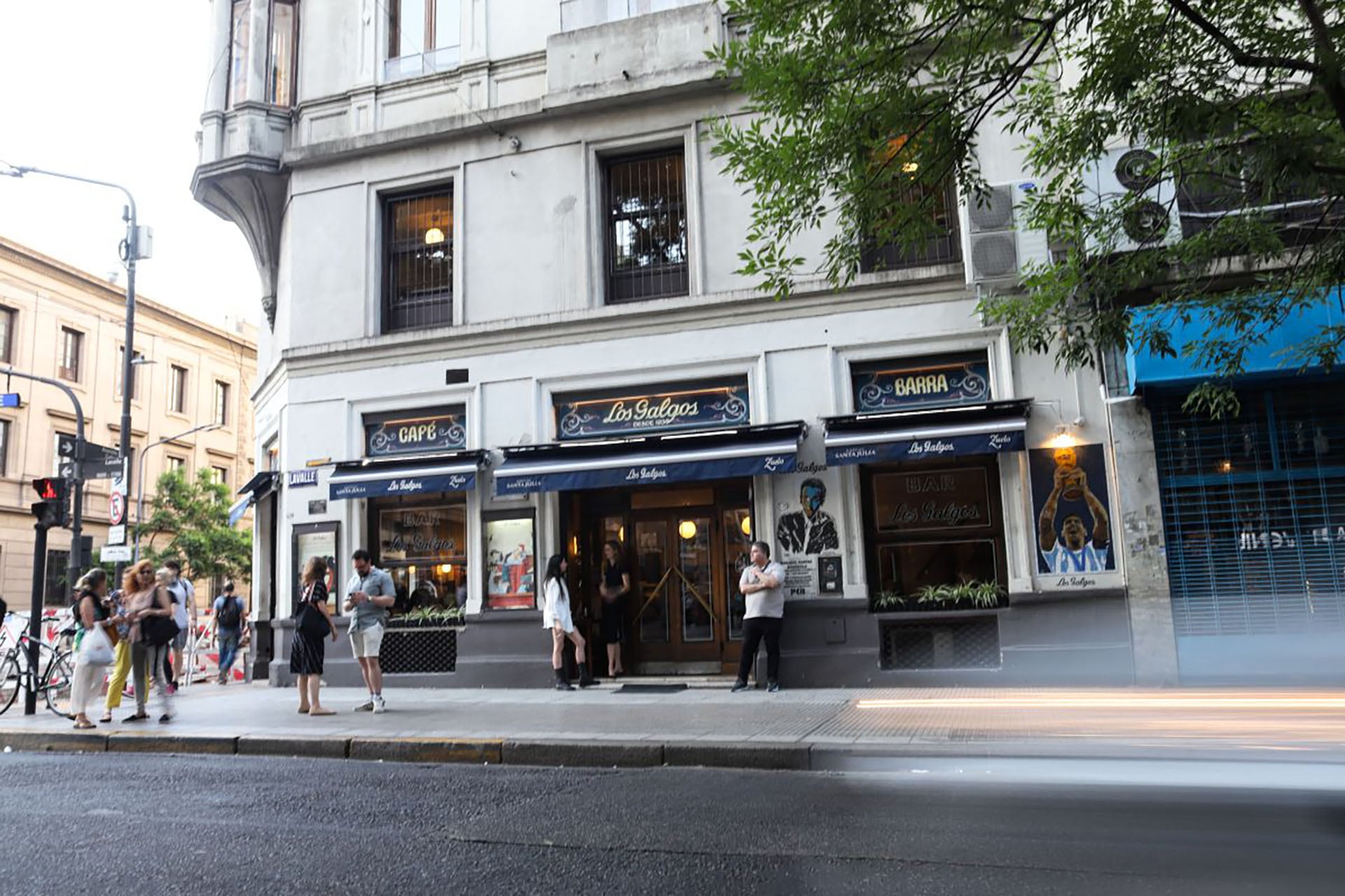 El edificio que contiene al Bar Los Galgos supo ser la vivienda familiar de los Lezama, la misma que da nombre al parque ubicado entre San Telmo, Barracas y La Boca y al municipio bonaerense (Rodrigo Mendoza/Agencia Oído)