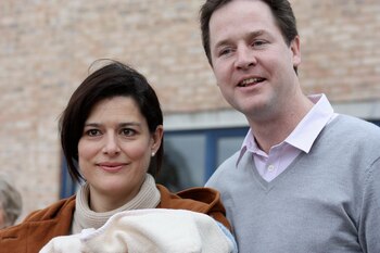 La abogada Miriam González junto a su marido Nick Clegg, exviceprimer ministro del Reino Unido (Wikimedia Commons)