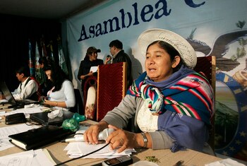 Fotografía tomada en noviembre de 2007 en la que se registró a la entonces presidenta de la Asamblea Constituyente de Bolivia, la quechua Silvia Lazarte (d), en Sucre (Bolivia). EFE/Martín Alipaz/Archivo