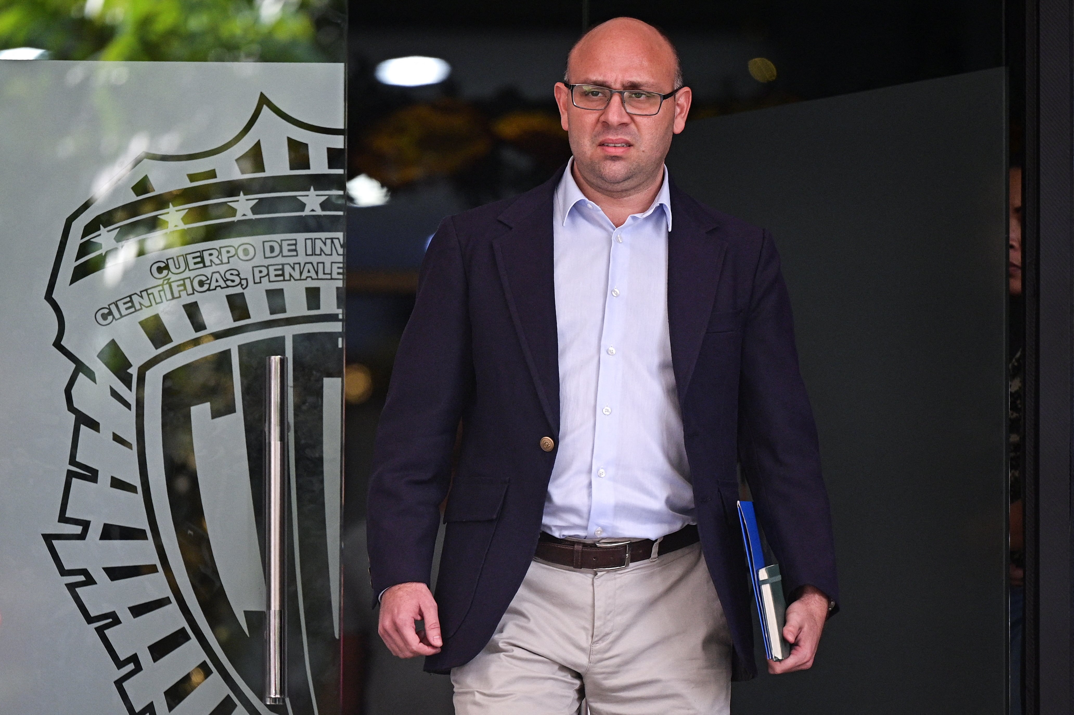 El coordinador general de Provea, Oscar Murillo, señala que la recuperación del sistema de justicia pasa por democratizar Venezuela. Noviembre, 20, 2024. REUTERS/Gaby Oraa