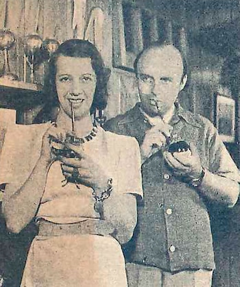 Lily Pons tomando mate con