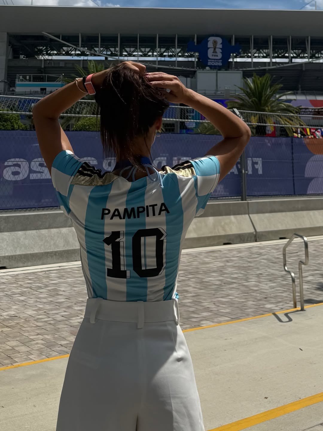Pampita en Miami, luciendo la camiseta de la Selección Argentina con el número 10 y su nombre, lista para vivir la previa del partido con el estadio de fondo y el logo del Mundial 2026. (Instagram)