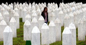 Una niña camina entre los