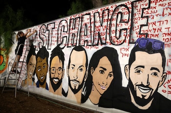 Un artista israelí trabaja en un grafiti que representa a los seis rehenes israelíes secuestrados por Hamás durante los atentados del 7 de octubre y cuyos cadáveres han sido encontrados bajo tierra tras ser asesinados en la zona de Rafah de la Franja de Gaza y devueltos a Israel (Reuters)