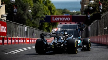 Sainz aprovecha el caos de Bakú para volver a puntuar, mientras Alonso abandona por un fallo de motor