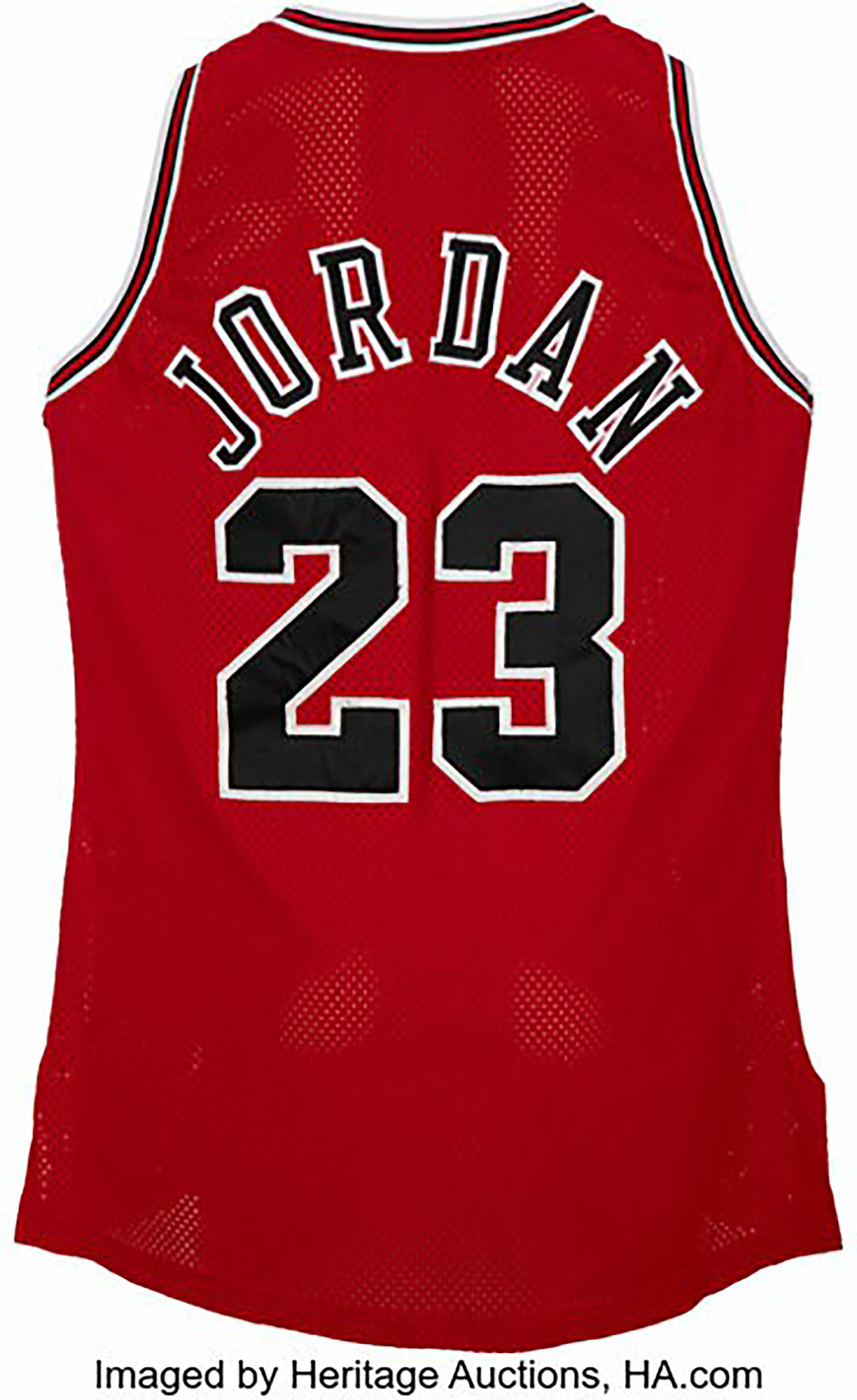 La camiseta de Michael Jordan subastada en 2.6 millones de dólares (Heritage Auctions)