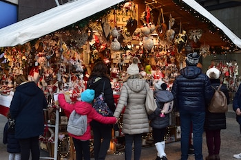Mercadillo navideño. (Adobe Stock)