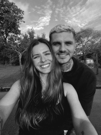 Una selfie en blanco y negro muestra a Mauro Icardi con cabello rubio detrás de China Suárez, quien sonríe al frente con su largo cabello castaño