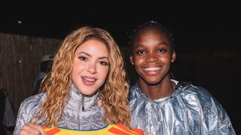 La futbolista Linda Caicedo sorprendió a Shakira durante su concierto en Madrid: le regaló su camiseta y la acompañó en la “Caminata de la Loba”