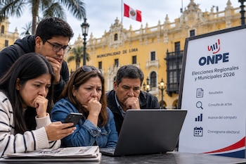 Cuatro personas observan una computadora portátil frente a un panel informativo de la ONPE y el edificio de la Municipalidad de Lima