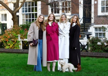 La reina Máxima de los Países Bajos posa con sus hijas, la princesa heredera Amalia, y las princesas Alexia y Ariane durante una sesión fotográfica oficial en Ámsterdam, Países Bajos, el 29 de noviembre de 2024. (REUTERS/Piroschka van de Wouw)