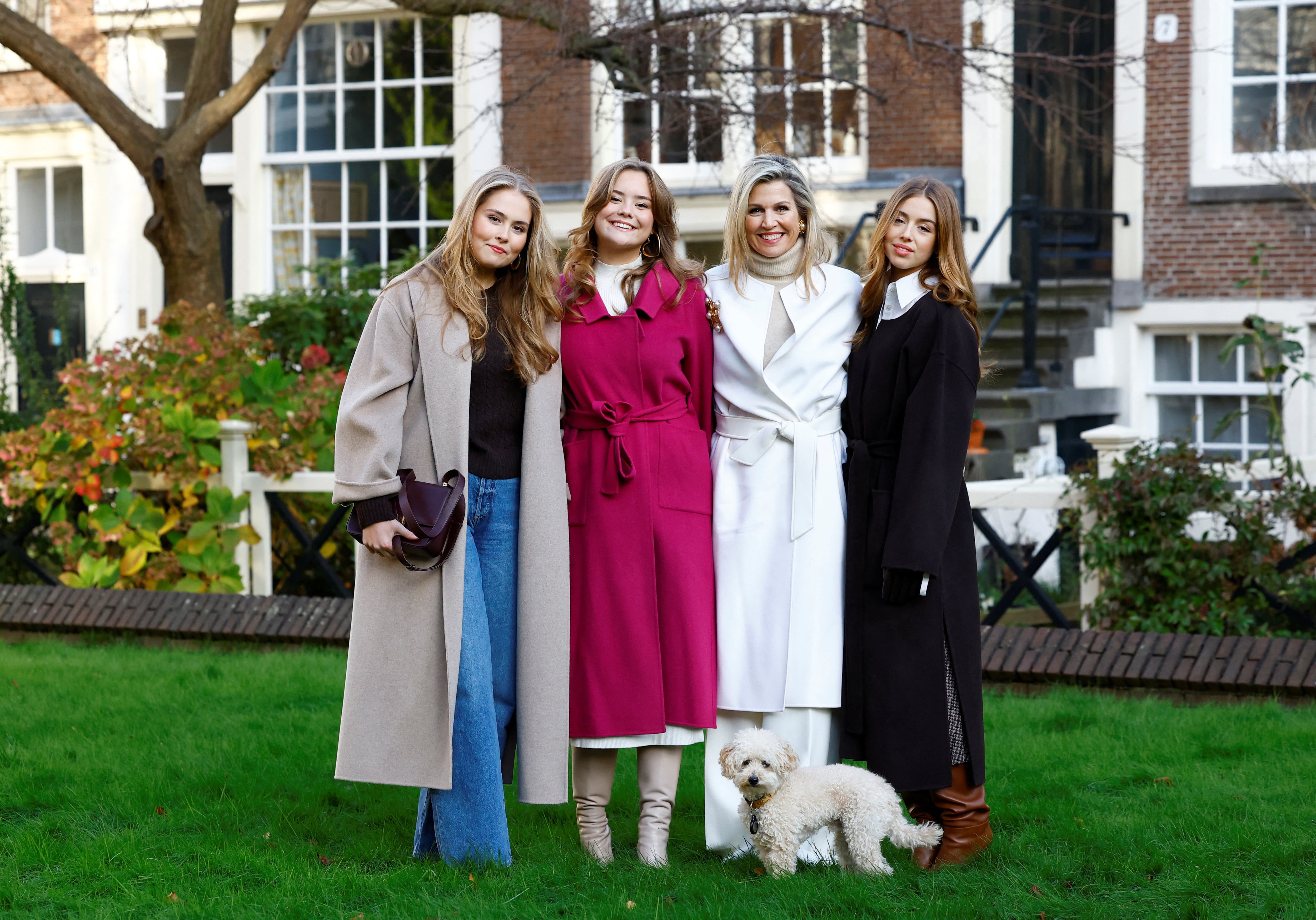 La reina Máxima de los Países Bajos posa con sus hijas, la princesa heredera Amalia, y las princesas Alexia y Ariane durante una sesión fotográfica oficial en Ámsterdam, Países Bajos, el 29 de noviembre de 2024. (REUTERS/Piroschka van de Wouw)