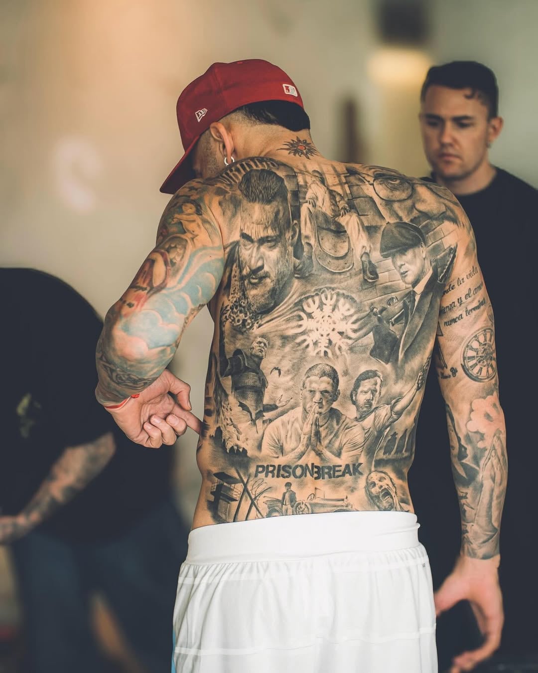 Así luce la espalda de Nicolás Otamendi, quien decidió tatuarse al protagonista de su serie favorita