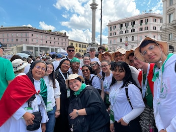 Visitantes mexicanos esperando a entrar