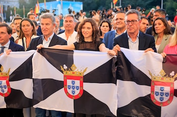 Isabel Díaz Ayuso junto a Alberto Núñez Feijóo portando una bandera de Ceuta en la manifestación en Madrid en solidaridad con esta ciudad. (PP)