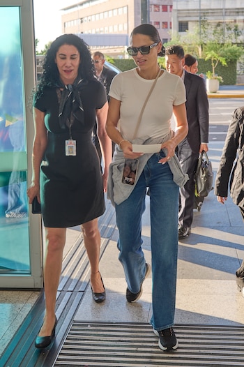 Adriana Lima lució un look