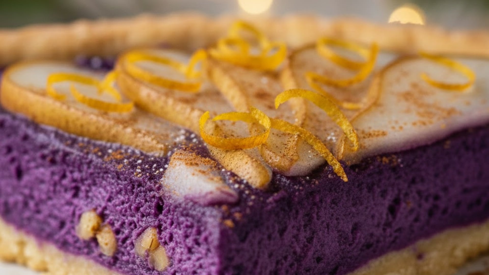 Primer plano del corte de la tarta, mostrando las capas y el vibrante relleno morado (Gemini)