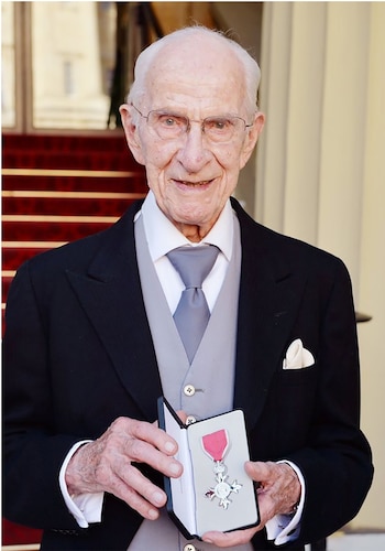 William Frankland recibiendo su MBE en 2015, cuando tenía 103 años