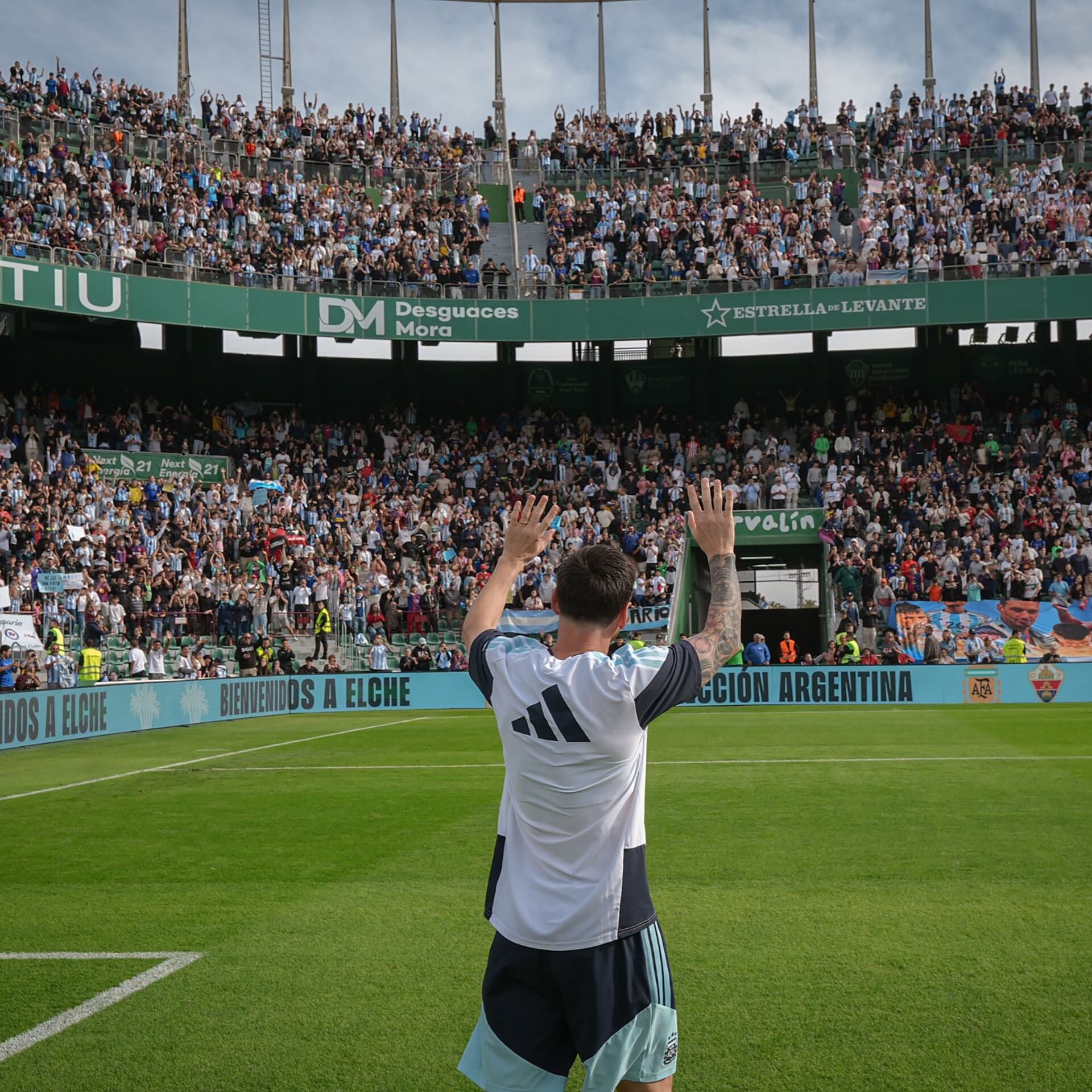 Lionel Messi saluda a la multitud que observó el entrenamiento de la Selección en Elche (@leomessi)