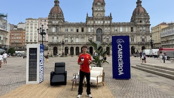 Cabreiroá celebra el Mundial de España con una 'pausa de hidratación' con masaje y agua en A Coruña