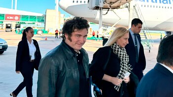 Javier Milei sonríe al llegar