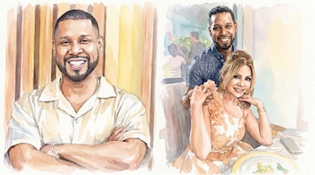 Ilustración en acuarela. A la izquierda, Edson Dávila sonriendo con los brazos cruzados. A la derecha, Dávila detrás de Gisela Valcárcel sonriendo.