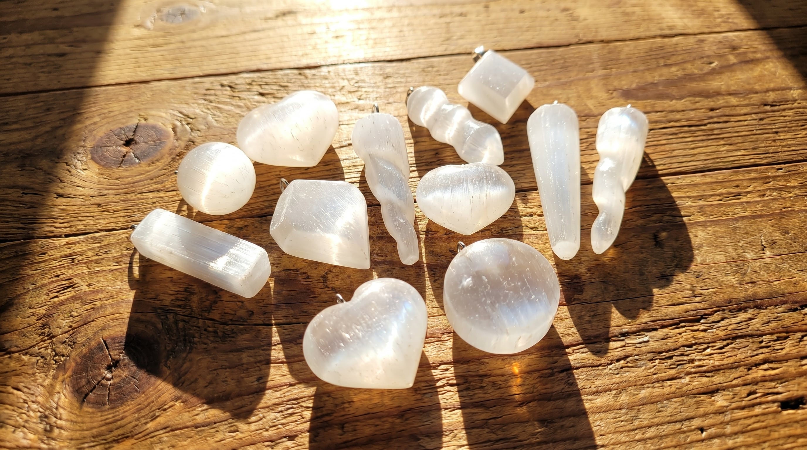 Existen múltiples tipos de selenita, como la transparente, el satin spar de brillo sedoso y la rosa del desierto, cada uno con formas y propiedades visuales distintas (Imagen Ilustrativa Infobae)