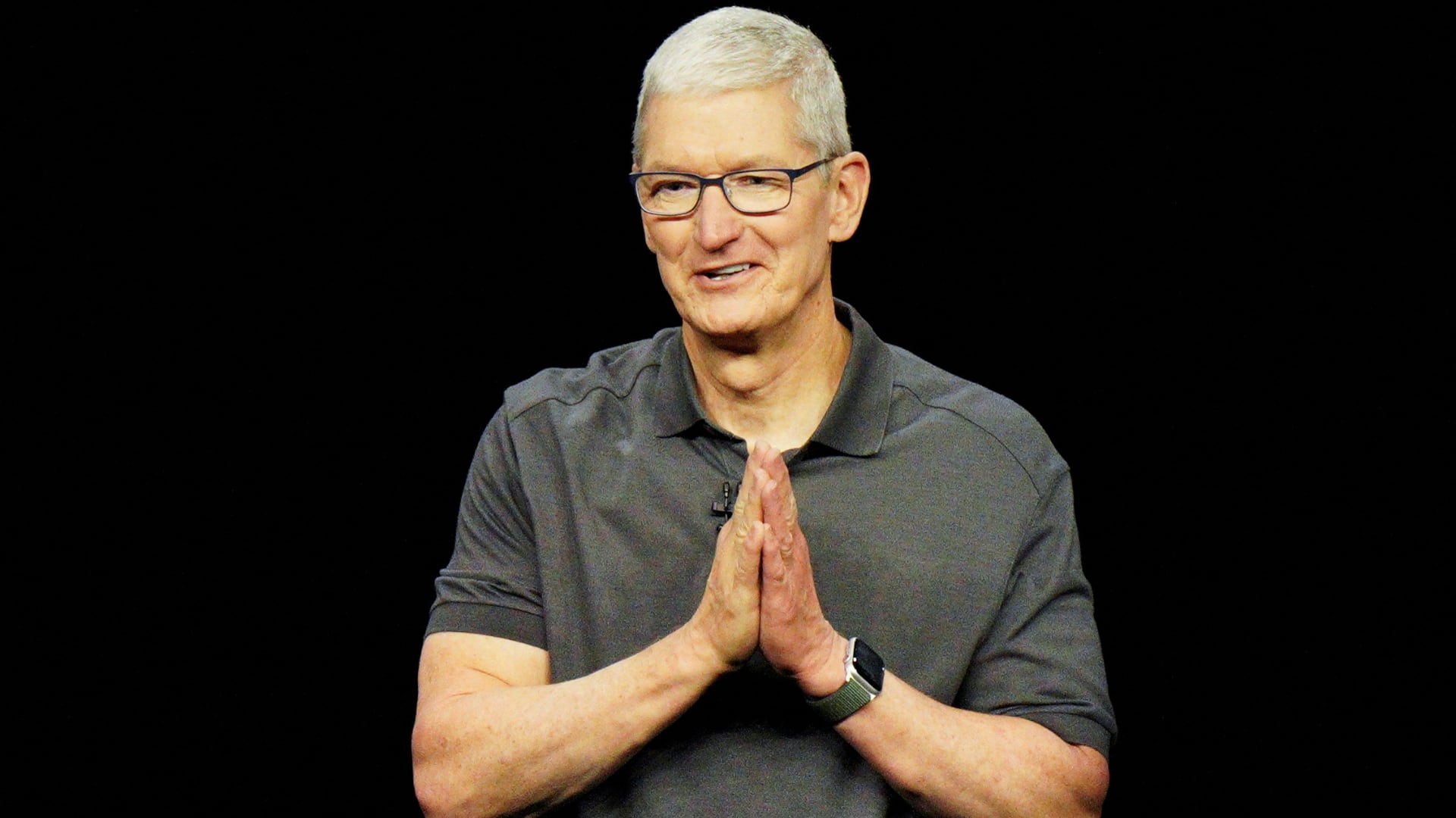 Tim Cook también afirmó que Apple está en camino de lanzar una versión mejorada de Siri con IA. (Reuters)