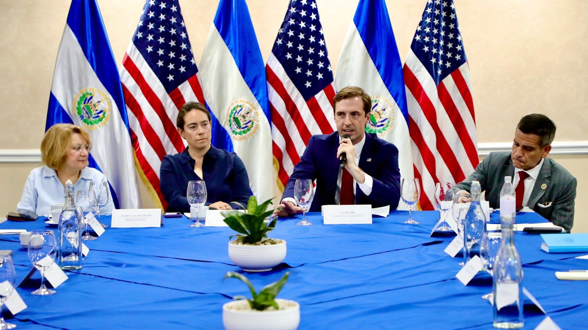 La representación diplomática estadounidense recibe a una comitiva que busca identificar oportunidades en áreas como energía y tecnología, promoviendo el acercamiento entre ambos países en un contexto considerado relevante por Washington (Cortesía Embajada de los Estados Unidos en El Salvador)
