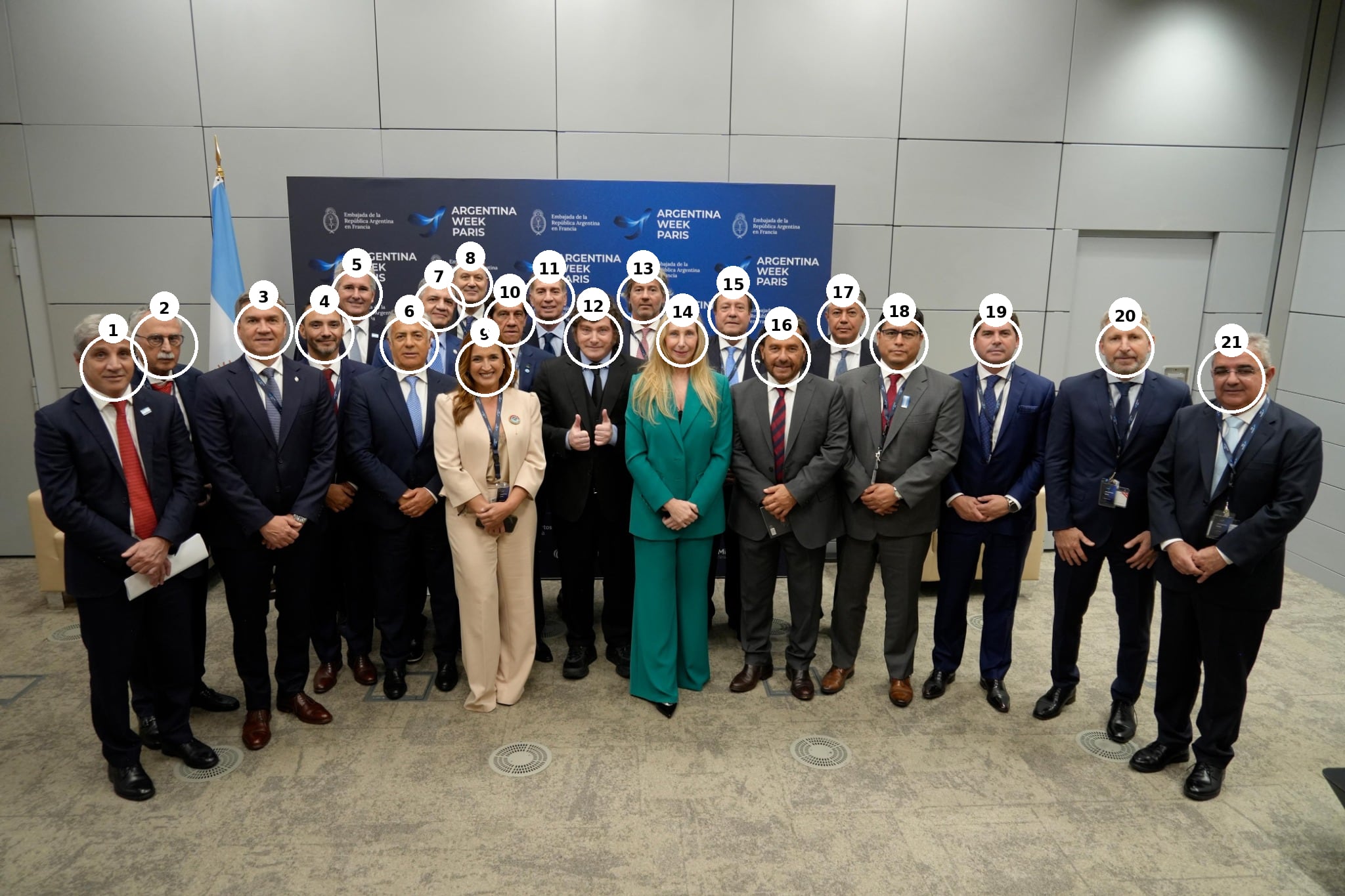 El presidente Javier Milei participa de la Argentina Week en París rodeado de una delegación de funcionarios y gobernadores