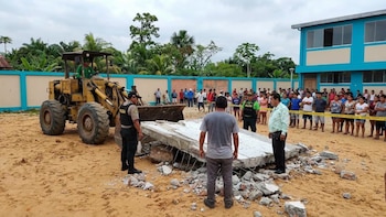 Dos escolares sufren graves lesiones tras caída de muro en colegio recién inaugurado en Iquitos| Foto: CNC TV (Facebook)