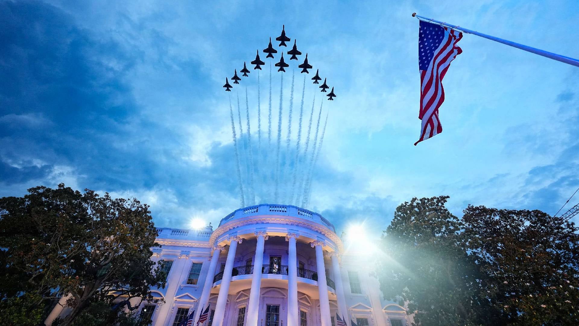 Washington D.C. abre su espacio aéreo durante más de nueve horas por el 4 de julio, con más de 30 sobrevuelos sobre el National Mall y el Monumento a Washington (U.S Air Force )