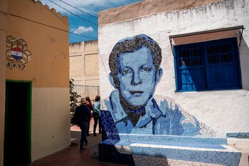 Mural que retrata al músico José Asunción Flores, creador de la guarania, en su casa natal del barrio La Chacarita en Asunción (Paraguay). EFE/Martín Crespo/Archivo
