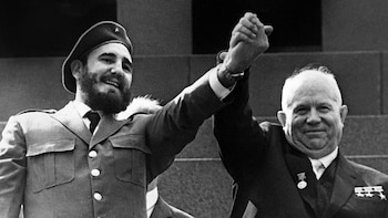 Fidel Castro junto al líder